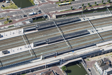909185 Luchtfoto van het N.S.-station Utrecht Vaartsche Rijn te Utrecht, uit het noordoosten, met bovenaan de ...